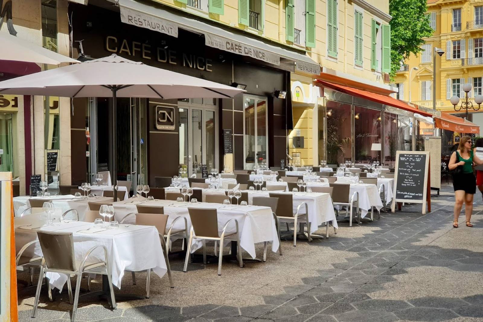 Restaurant spécialité niçoise pour manger des foies gras et poisson frais à la découpe avec carte des vins près d'Antibes