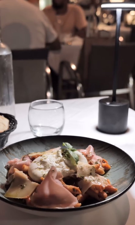 Restaurant spécialité niçoise avec poisson frais d'arrivage et plateaux d'huîtres, service continu 7j/7 près d'Antibes