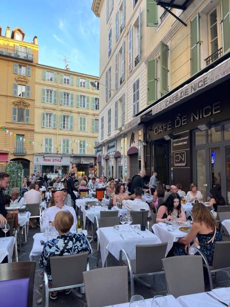 Réserver en ligne table pour diner dans restaurant centre ville de Nice rue piétonne 
